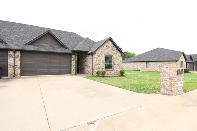 Building Photo - Modern 3-Bedroom 2 Bath Duplex in South Tyler