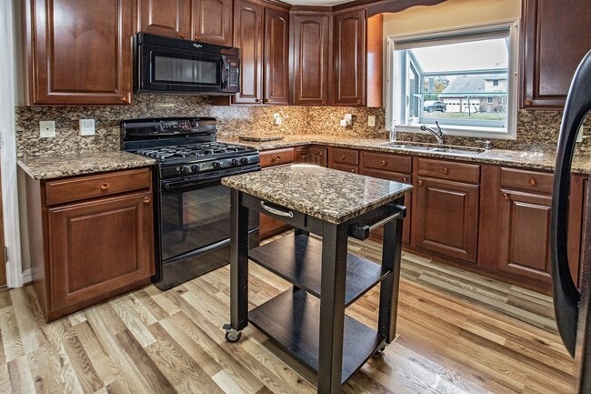 Building Photo - Lovely Colonial Home in Sharpley