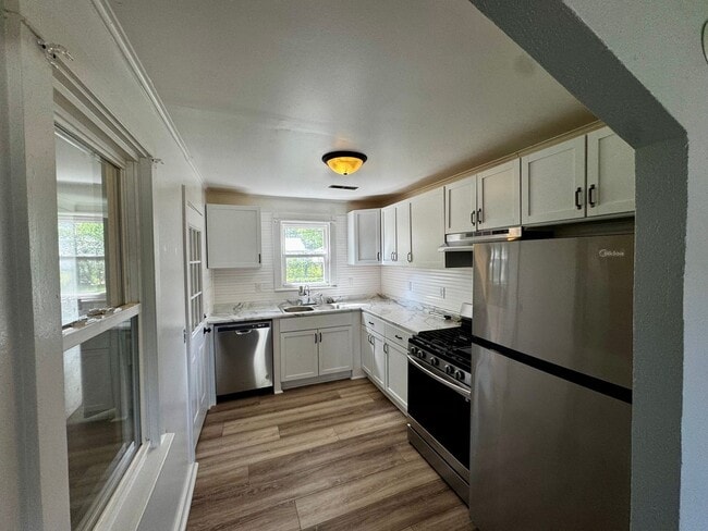 Building Photo - Updated 2 Bed Ranch Home w/ Huge Fenced Yard, Attached Garage & No Stairs – Moline