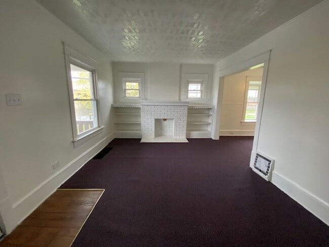 Building Photo - Large Single-Family Home in East Akron