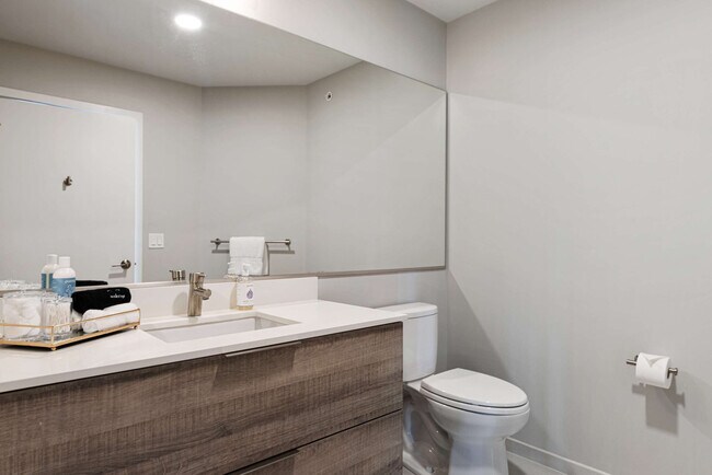 Building Photo - 823 N Clark St