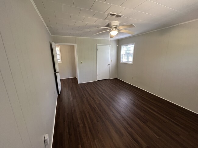 Building Photo - 122 Plaza Dr