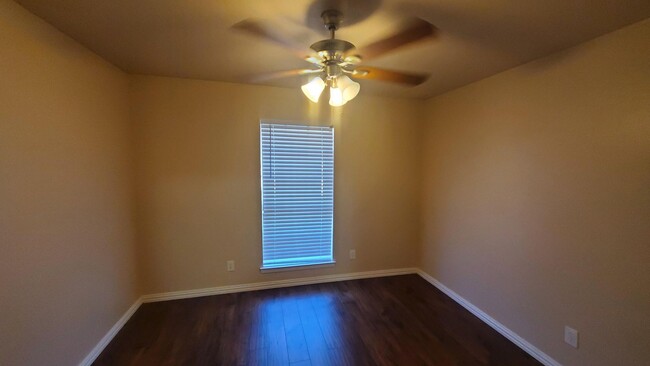 Building Photo - Move in ready Duplex!  Garland ISD