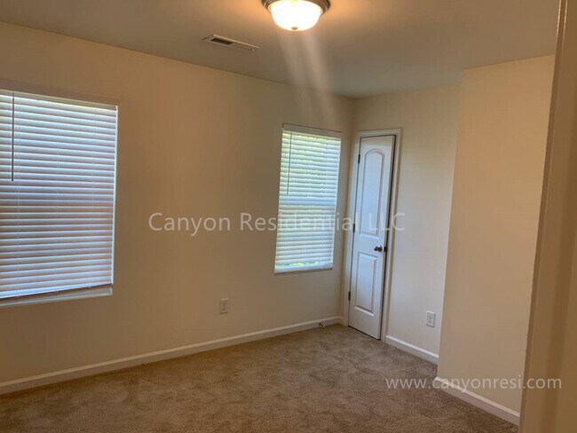 Building Photo - Recently Renovated!! Beautiful 4BR home.