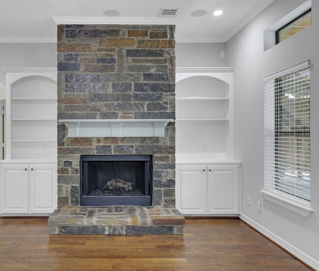 Building Photo - 270 Lake Grove Dr