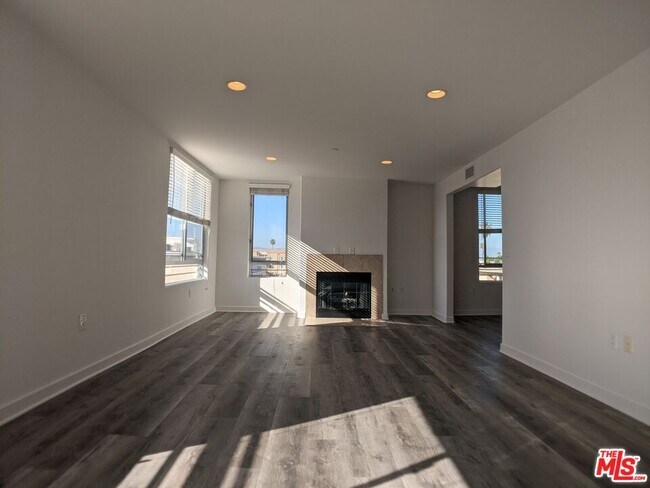 Building Photo - 5143 White Oak Ave