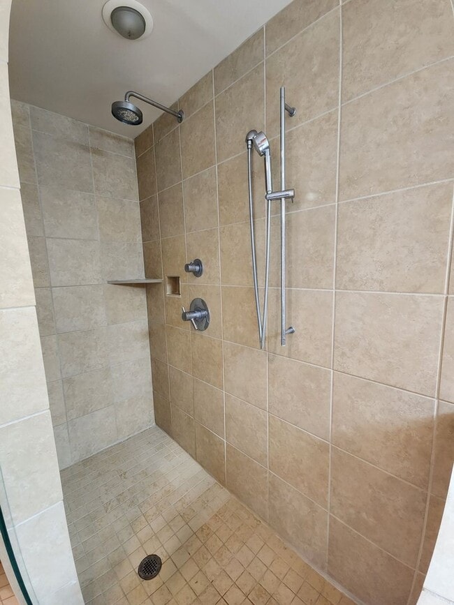 Building Photo - Beautiful 5 Bd 3.5 Ba Home in Holladay