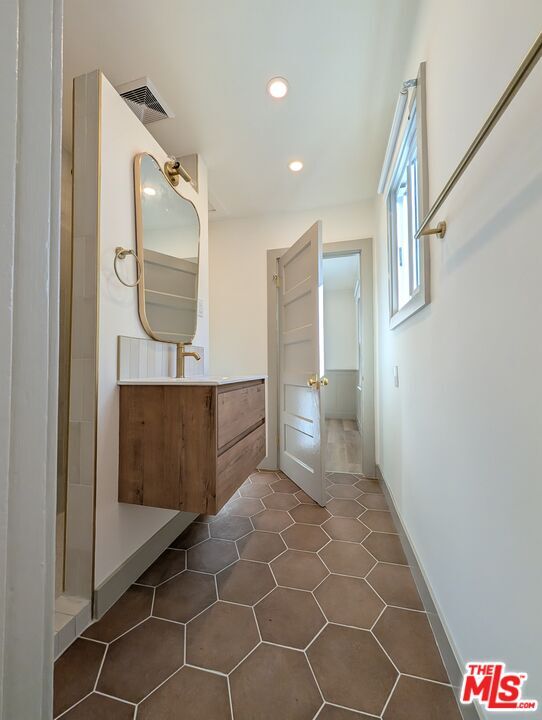 Building Photo - 1015 Granville Ave