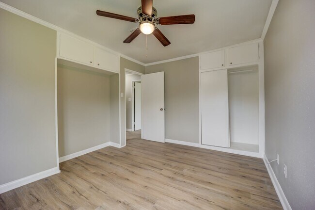 Building Photo - Freshly Updated 3 Bedroom House