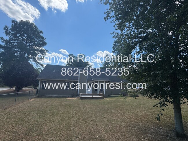 Building Photo - Spacious 3-Bedroom Home for Rent in Raeford