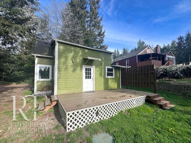 Building Photo - Private Retreat with Expansive Yard & Loft Space