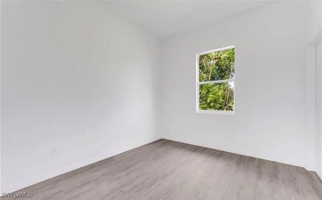 Building Photo - 722 Castlestone Ave S