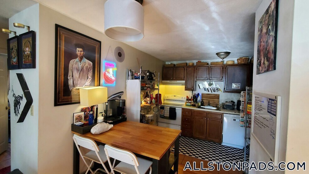 Building Photo - 245 Kelton St