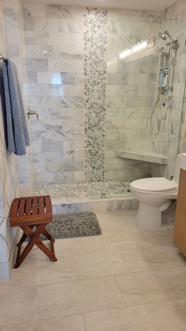 Building Photo - Seasonal only-beautifully renovated downto...