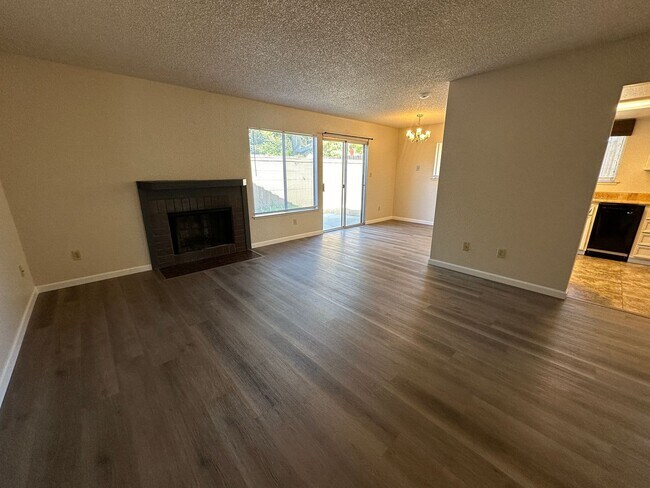 Building Photo - COL370