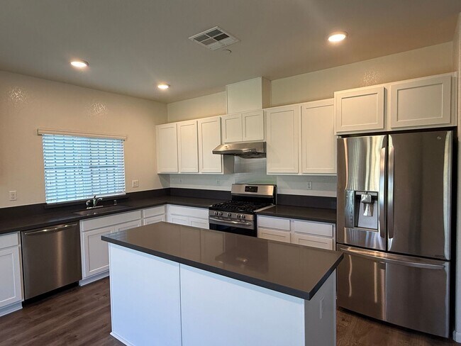 Building Photo - Half month Off!  Nice home with a huge back yard