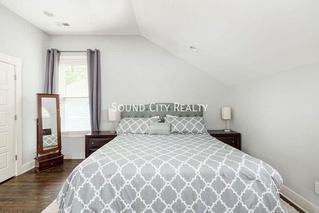 Building Photo - 606B Eastboro Dr