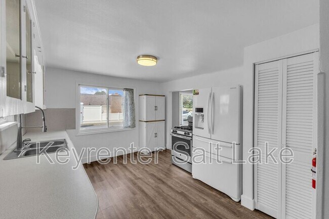 Building Photo - 6582 S Jefferson St