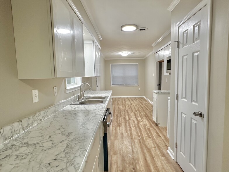 Building Photo - 3756 Vanderwood Dr