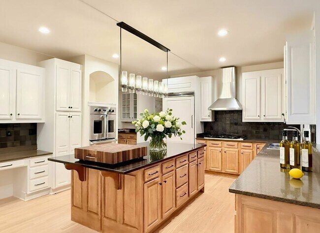 Building Photo - Luxurious Home in Legend of Bristlecomb