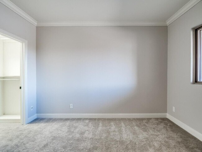 Building Photo - Upgraded 1BR Condo with Balcony & In-Unit Laundry in Downtown Gilroy