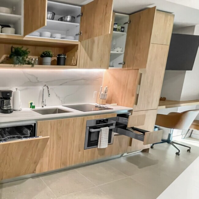 Building Photo - 11 NE 6th St