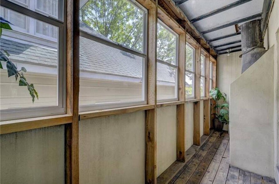 Enclosed balcony/greenhouse - 1106 W 6th St