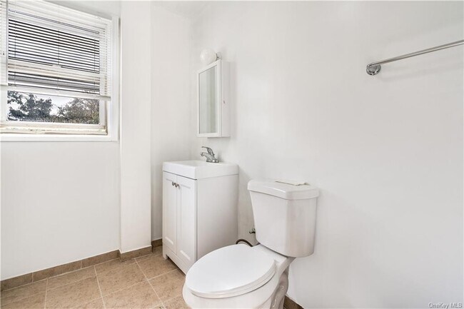 Building Photo - 218 E 4th St