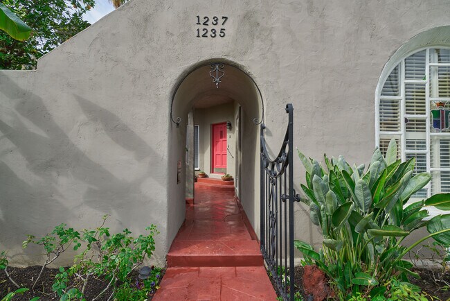 Building Photo - 1237 Hi Point St