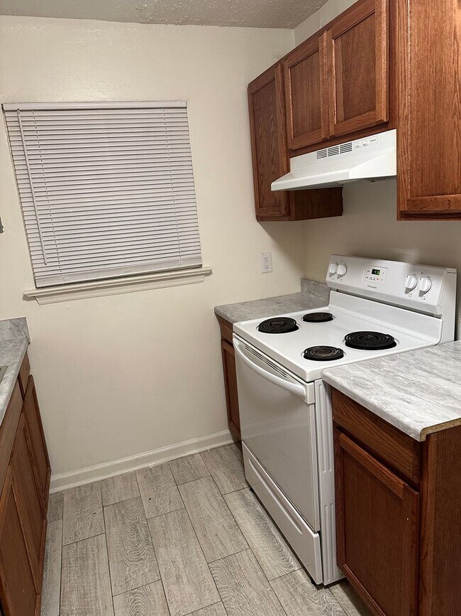 Building Photo - Spacious 2bedroom Townhome (500.00 off first full months rent ) Apply by 4/20/2026