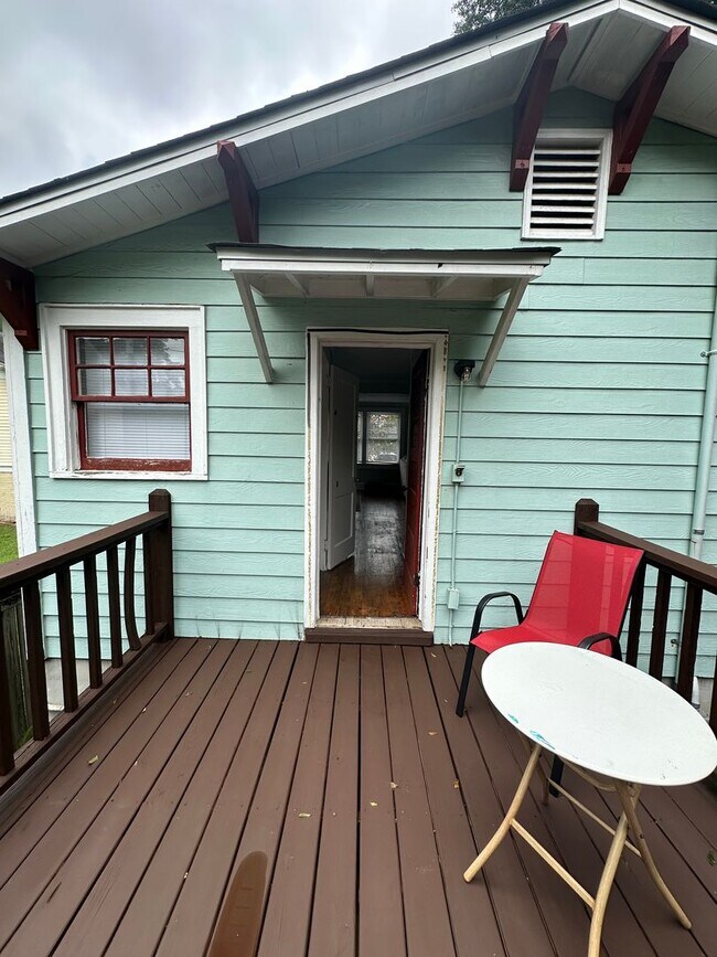 Building Photo - One Bedroom Garage Apartment in 5 Points!!