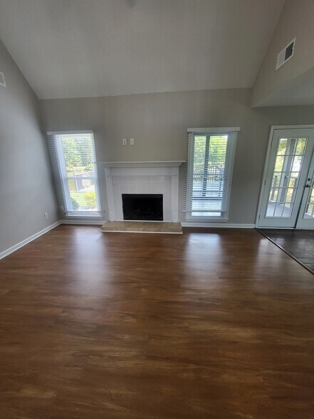 Building Photo - 7700 Lakeshore Ct