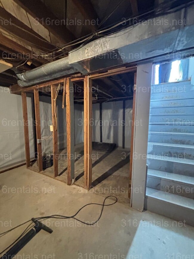 Building Photo - 2 bed 1 bath house available!