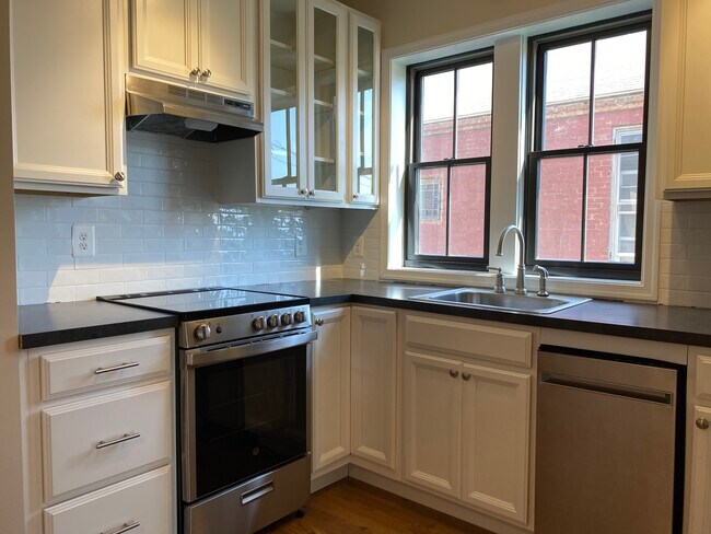 Building Photo - 13 John St