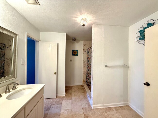 Building Photo - 13222 Pebblewalk Cir N