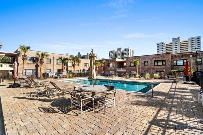 Building Photo - 10100 Lakeshore Dr