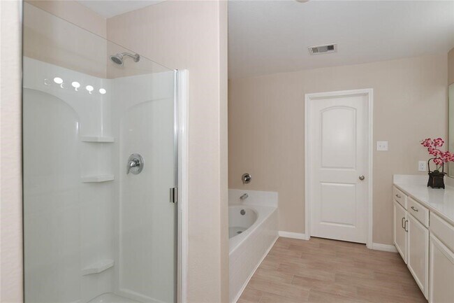 Building Photo - 1001 Strawberry Ridge Dr