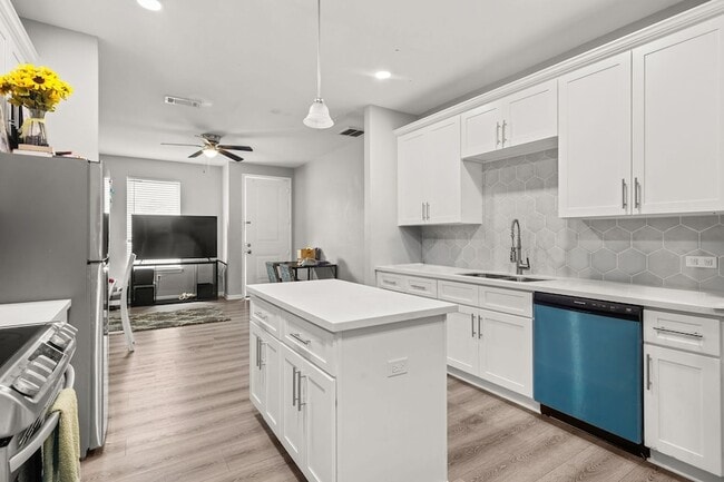 Building Photo - 8534 Woodlyn Rd