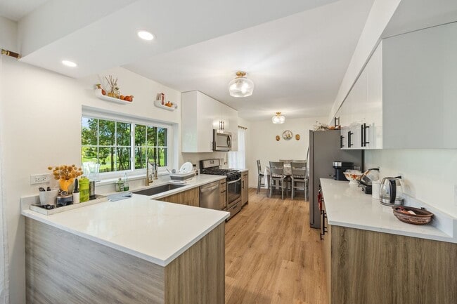 Building Photo - 1305 S Paddock Dr