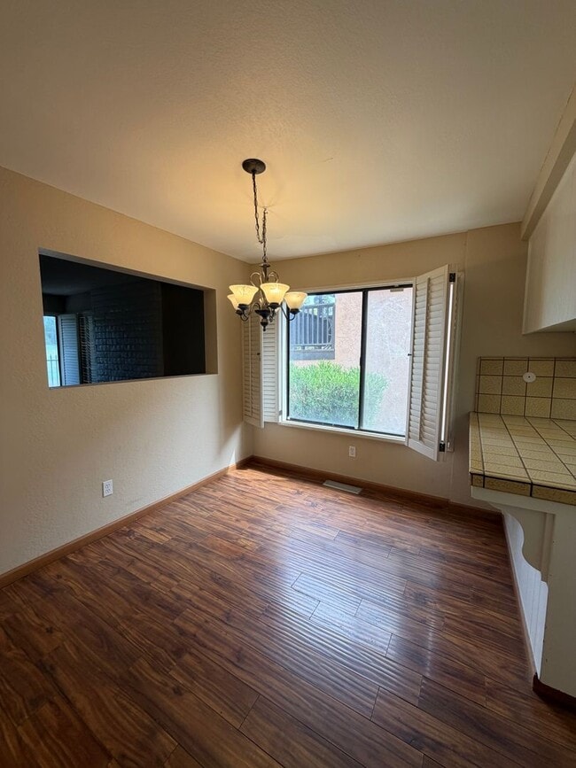 Building Photo - 2323 Easthills Dr