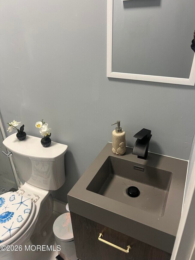 Building Photo - 922 4th Ave