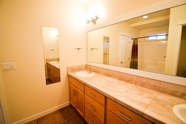 Building Photo - Beautiful Condo In the Heart of Beaverton!