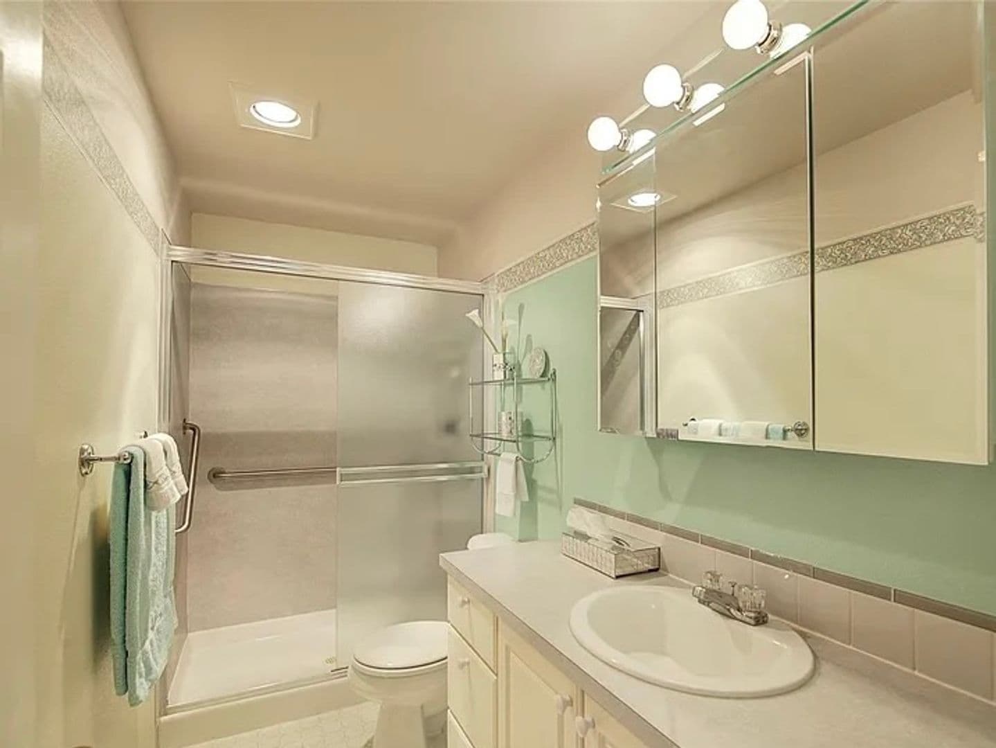 Building Photo - Must See Ballard Condo!!!