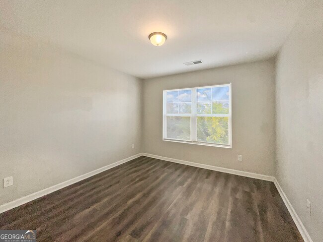 Building Photo - 230 Daisy Cir