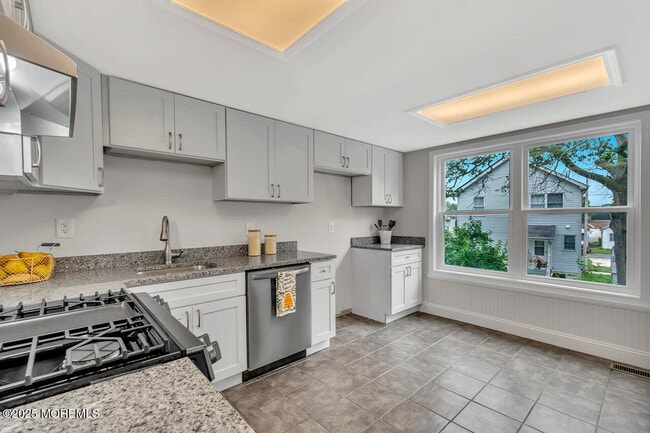 Building Photo - 6 Beachway Ave