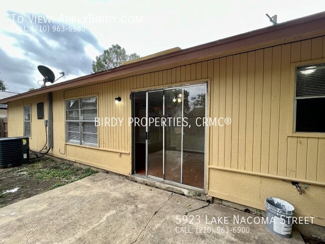 Building Photo - *4 Bed, 2 Bath Home Located in Lakeside**