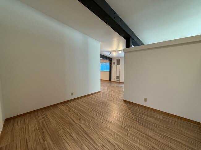 Building Photo - 1 Bed 1.5 Bath MIL with Secure Gate Entrance