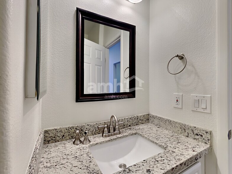 Building Photo - 6333 W Silver Ribbon Ct