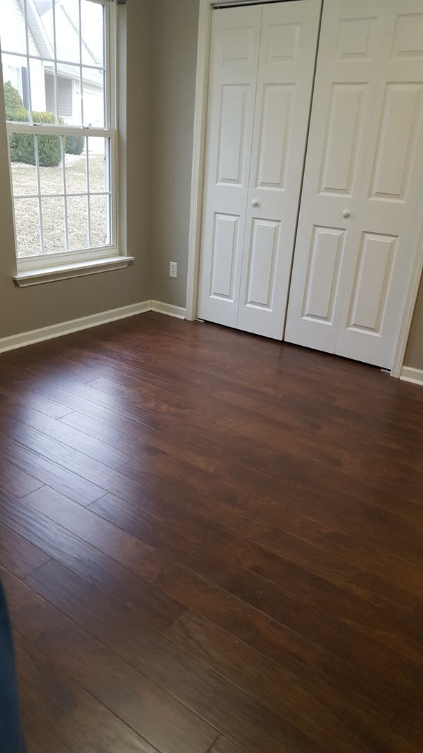 Building Photo - 3 bed, 2 bath Home with GARAGE!