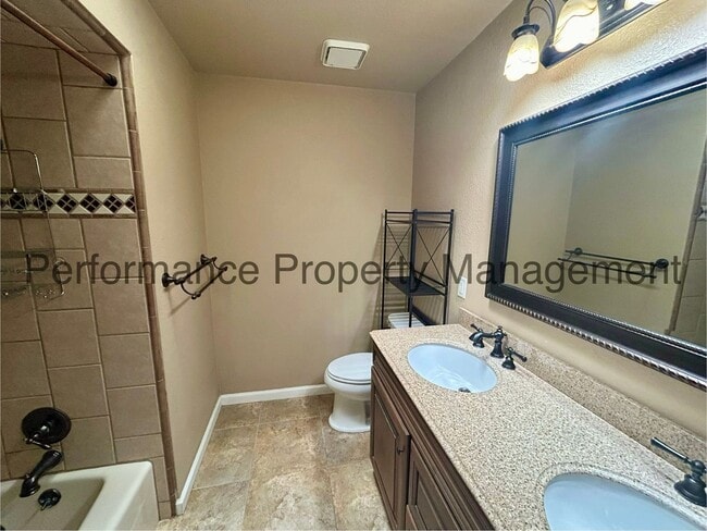 Building Photo - Charming 3 Bed/2 Bath in Porterville w/ RBP & $0 Deposit Option